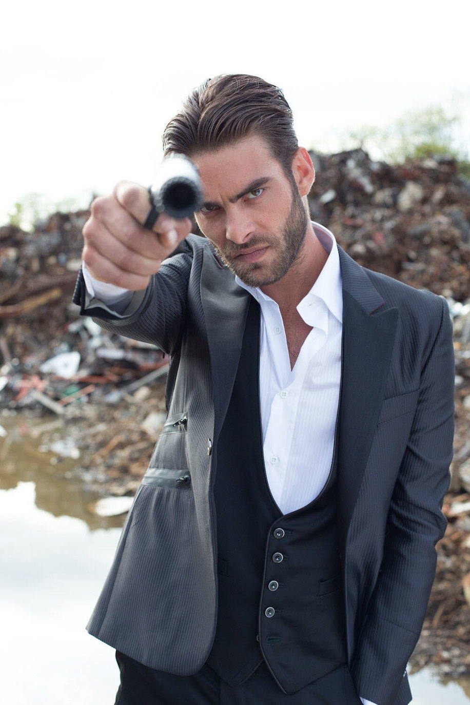 Uno de los modelos internacionales con más éxito del país cumple años. Se trata de Jon Kortajarena que precisamente hoy alcanza las 36 primaveras feliz y conforme consigo mismo y. como no, con su aspecto físico: «Como hombre soy mucho más culto y tengo más que ofrecer. Me encuentro más guapo que cuando tenía 21», confiesa.