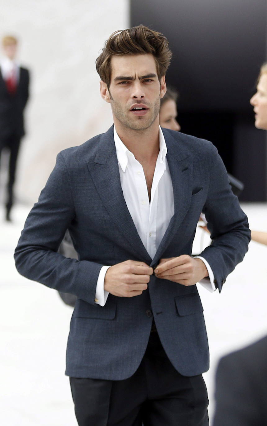 Uno de los modelos internacionales con más éxito del país cumple años. Se trata de Jon Kortajarena que precisamente hoy alcanza las 36 primaveras feliz y conforme consigo mismo y. como no, con su aspecto físico: «Como hombre soy mucho más culto y tengo más que ofrecer. Me encuentro más guapo que cuando tenía 21», confiesa.