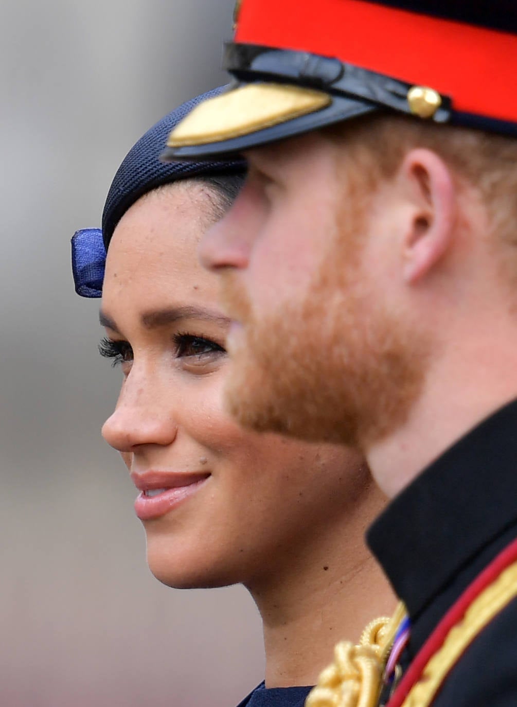 El 19 de mayo de 2018, Harry y Meghan Markle se daban el 'sí, quiero' en la capilla de San Jorge del Castillo de Windsor en una historia que parecía sacada de un guión de cine: la estrella cortesana y el príncipe se embarcaban en un bella historia de amor más allá de las clases sociales y los prejuicios. Tres años después esperan su segundo hijo y el amor continua siendo nexo de unión entre ambos pero su distanciamiento de la Casa Real ha sido inevitable.Ahora continúan juntos su vida en Estados Unidos.