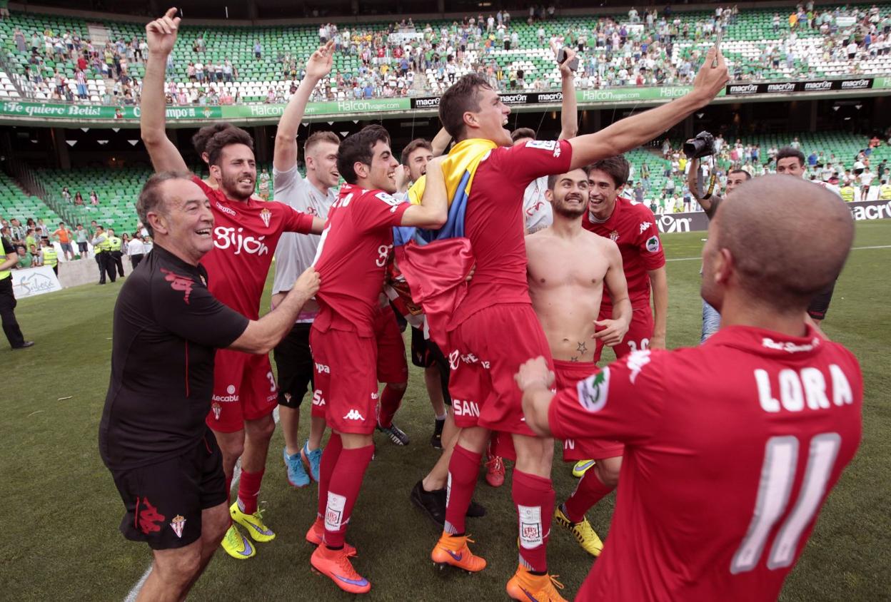 El extasis del último ascenso vivido en Sevilla, tras conocer el empate del Lugo en Montilivi. 