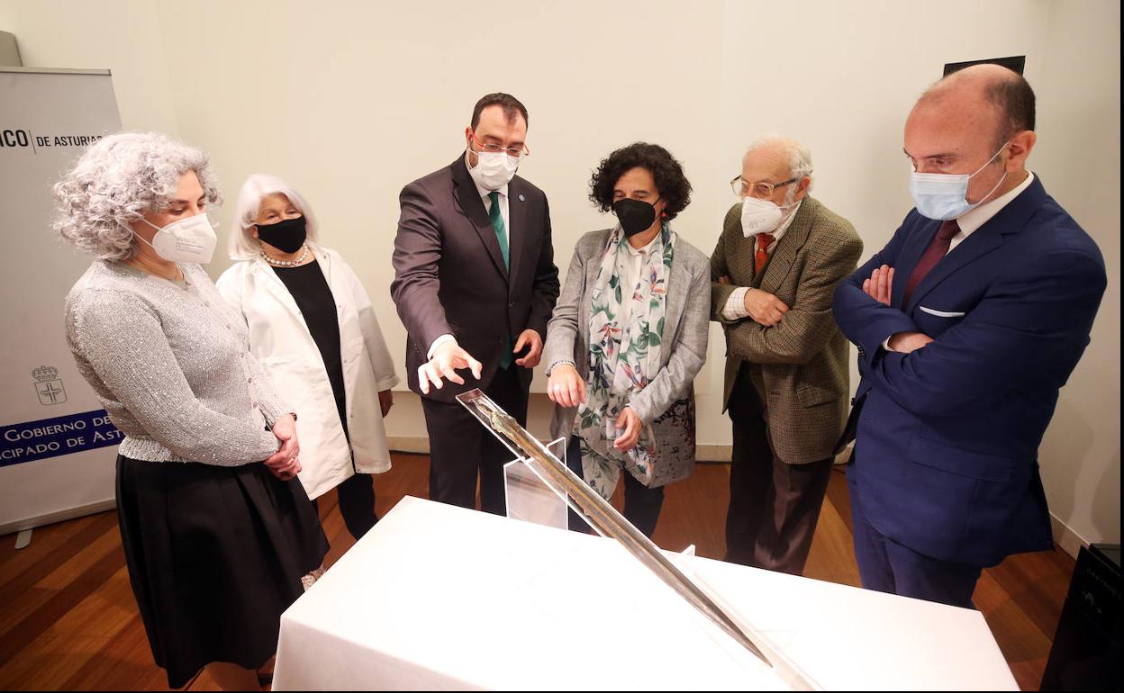 María Antonia Pedregal, María Victoria Blanco, Adrián Barbón, Berta Piñán, Miguel Ángel de Blas y Pablo León contemplan la espada de Sobrefoz al concluir su presentación, en el Museo Arqueológico. 