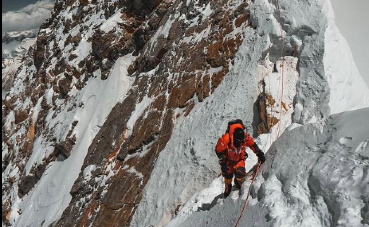 El devastador testimonio del alpinista Elia Saikaly sobre su experiencia en el techo del mundo