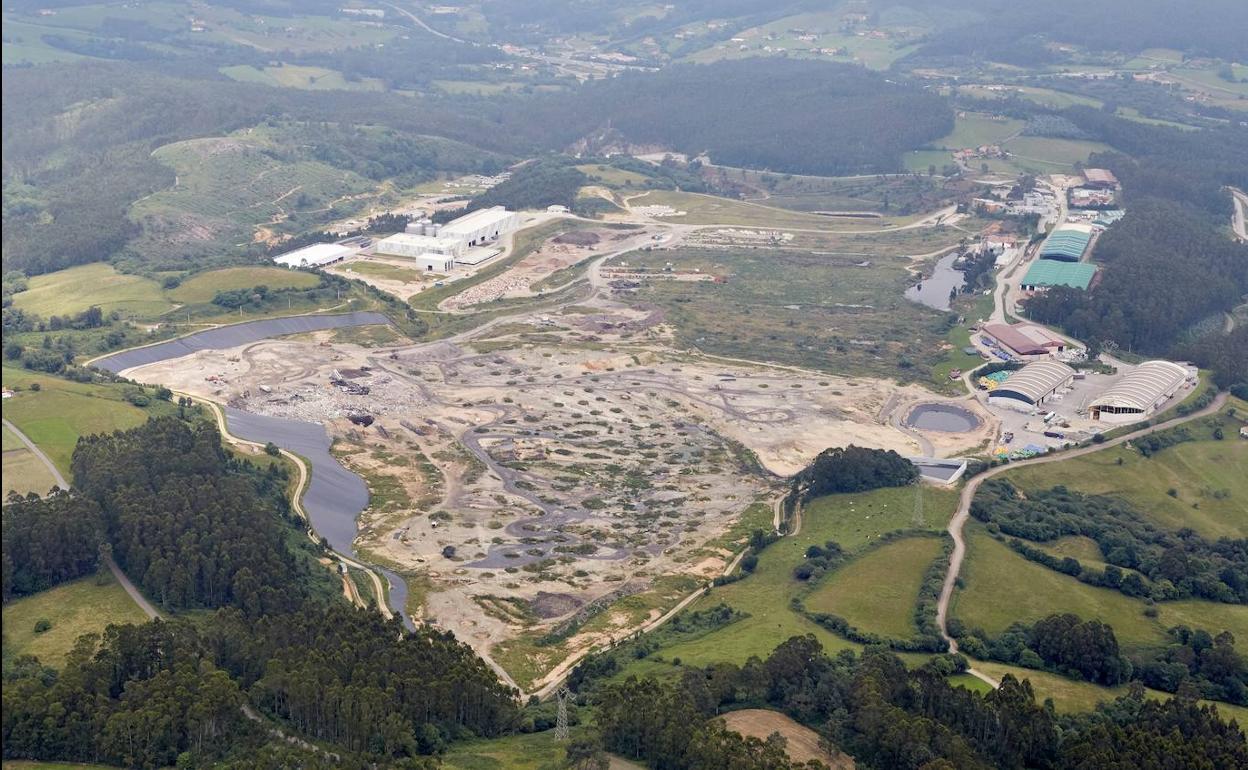 Vista aérea del vertedero central en el que Cogersa entierra la basura de las bolsas negras.