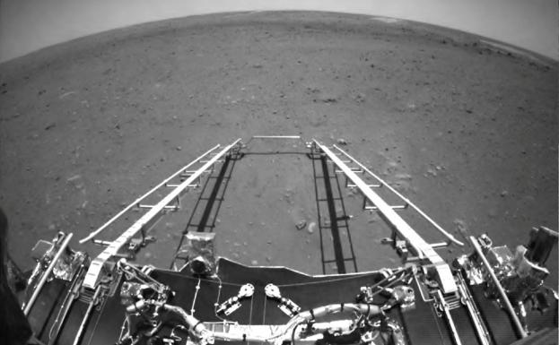 Primeras imágenes del rover chino en la superficie de Marte.