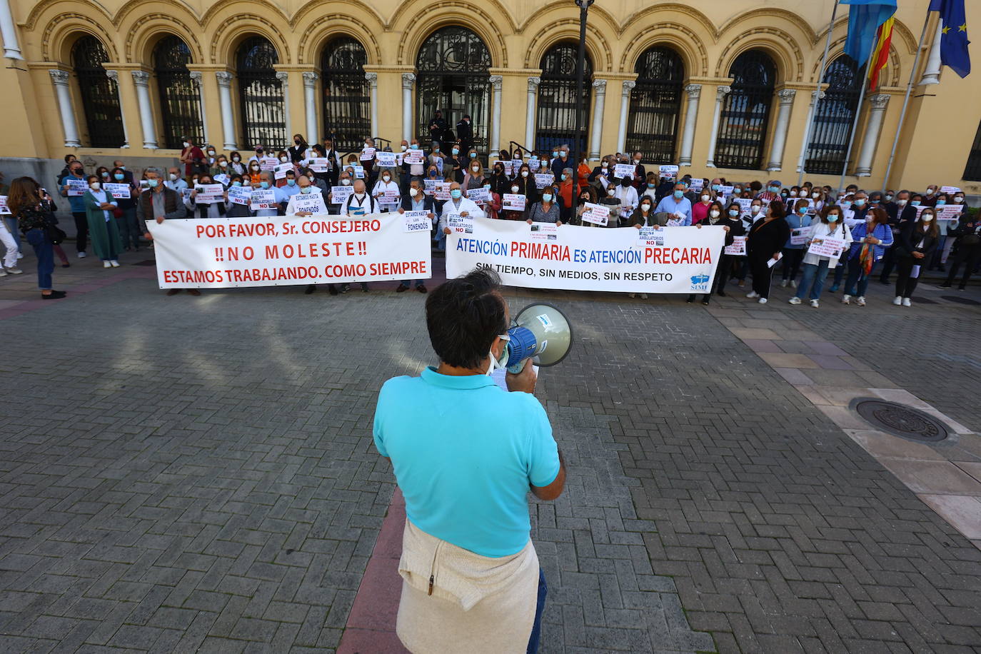 Los médicos asturianos se concentraron este jueves ante Presidencia para reclamar más tiempo y medios para atender a los pacientes. En las pancartas rezaban mensajes como «Centros de salud sí, ambulatorios no» y «Por favor, señor consejero, estamos trabajando como siempre». 