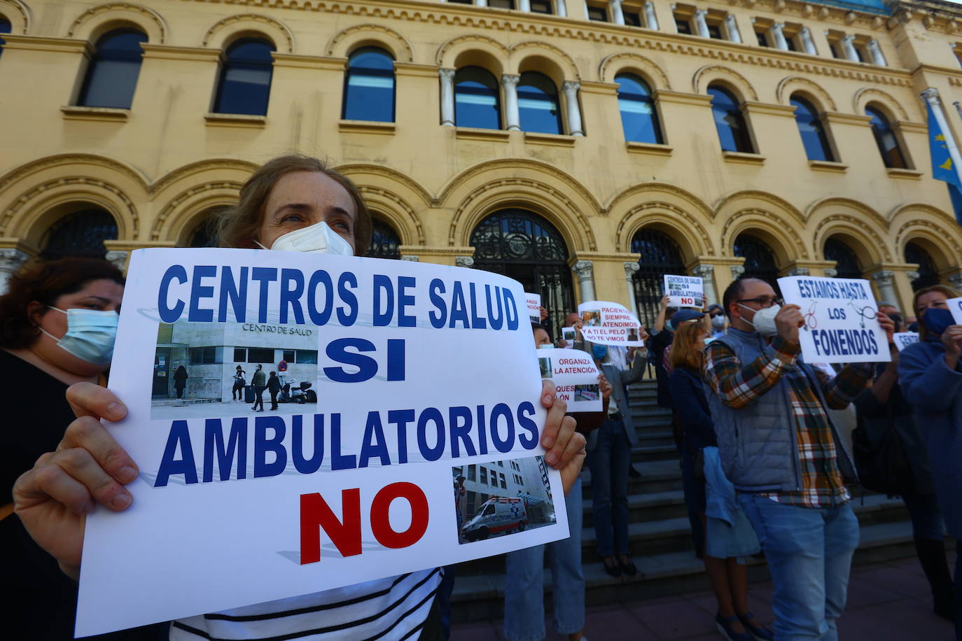 Los médicos asturianos se concentraron este jueves ante Presidencia para reclamar más tiempo y medios para atender a los pacientes. En las pancartas rezaban mensajes como «Centros de salud sí, ambulatorios no» y «Por favor, señor consejero, estamos trabajando como siempre». 