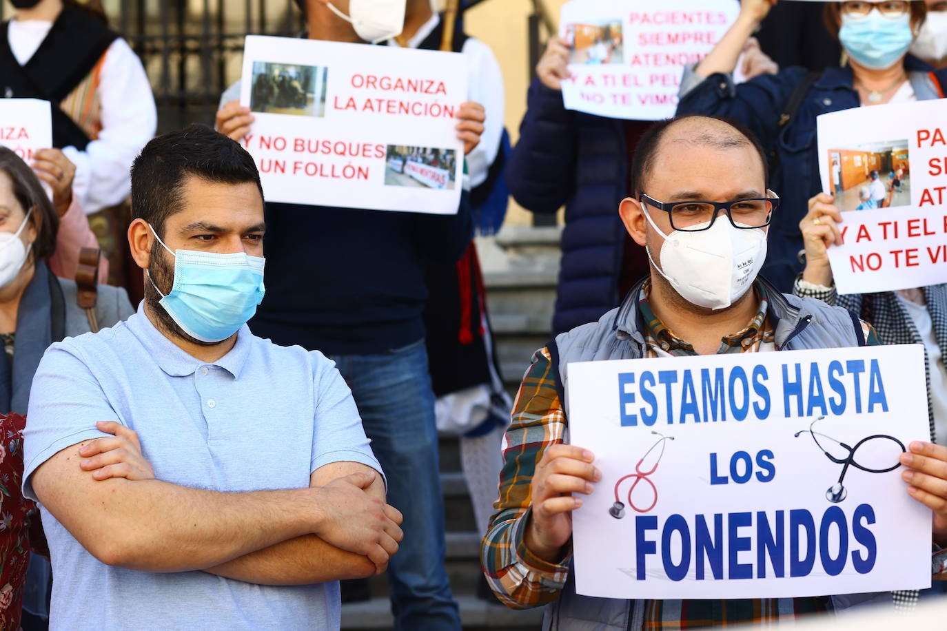 Los médicos asturianos se concentraron este jueves ante Presidencia para reclamar más tiempo y medios para atender a los pacientes. En las pancartas rezaban mensajes como «Centros de salud sí, ambulatorios no» y «Por favor, señor consejero, estamos trabajando como siempre». 