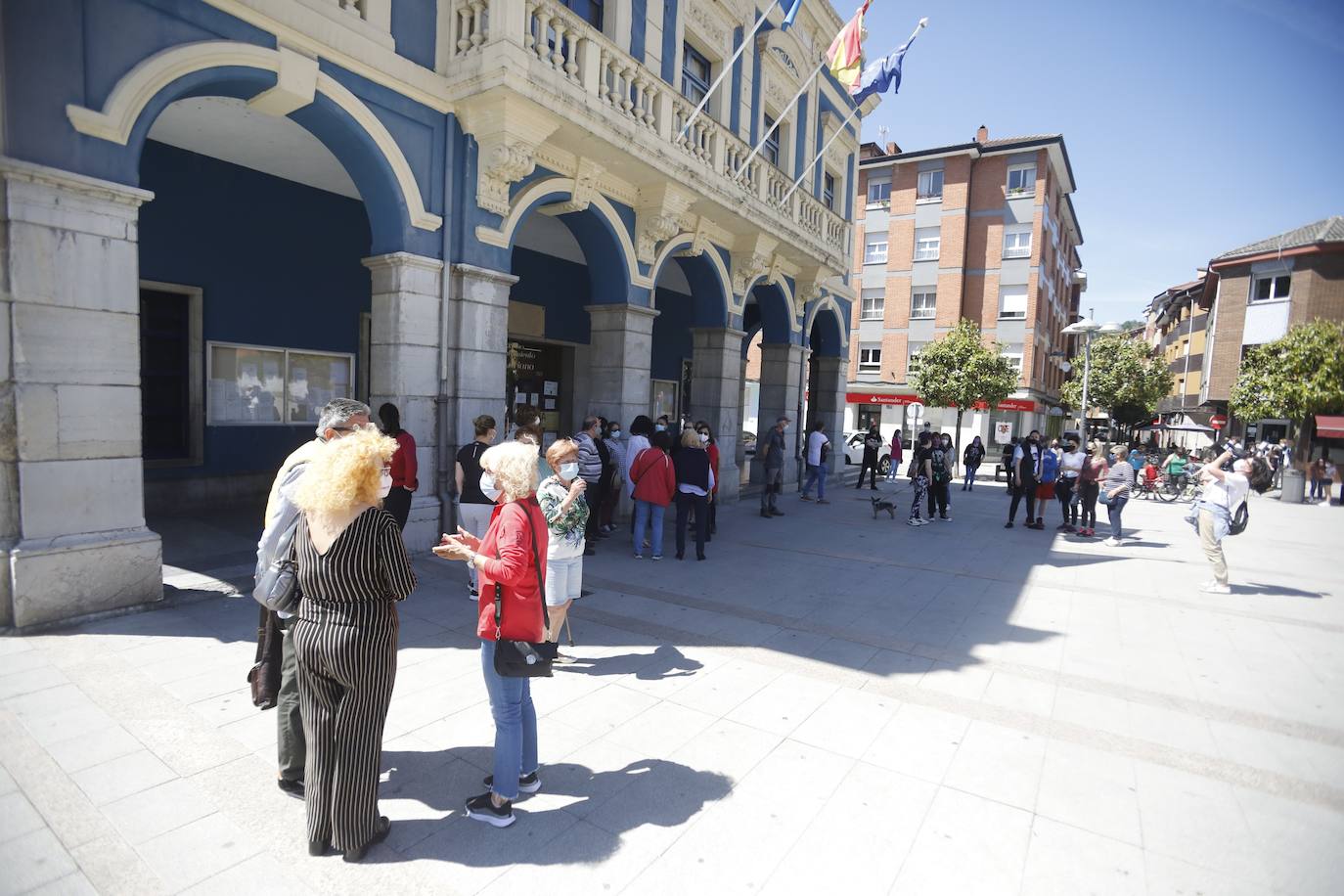 Decenas de personas se han concentrado este jueves en Oviedo y Laviana —donde se aplazó el acto oficial a mañana— como muestra de repulsa a la violencia machista después de que un hombre presuntamente asesinara esta madrugada a su expareja. María Teresa Aladro tenía 48 años, un hijo y una vida en Laviana. El suyo es el primer feminicidio en Asturias en 2021. Su asesino la ha convertido en la víctima número trece de la violencia machista en España en lo que va de año. 