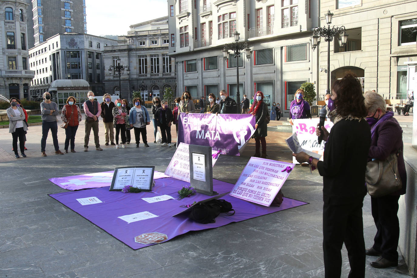 Decenas de personas se han concentrado este jueves en Oviedo y Laviana —donde se aplazó el acto oficial a mañana— como muestra de repulsa a la violencia machista después de que un hombre presuntamente asesinara esta madrugada a su expareja. María Teresa Aladro tenía 48 años, un hijo y una vida en Laviana. El suyo es el primer feminicidio en Asturias en 2021. Su asesino la ha convertido en la víctima número trece de la violencia machista en España en lo que va de año. 