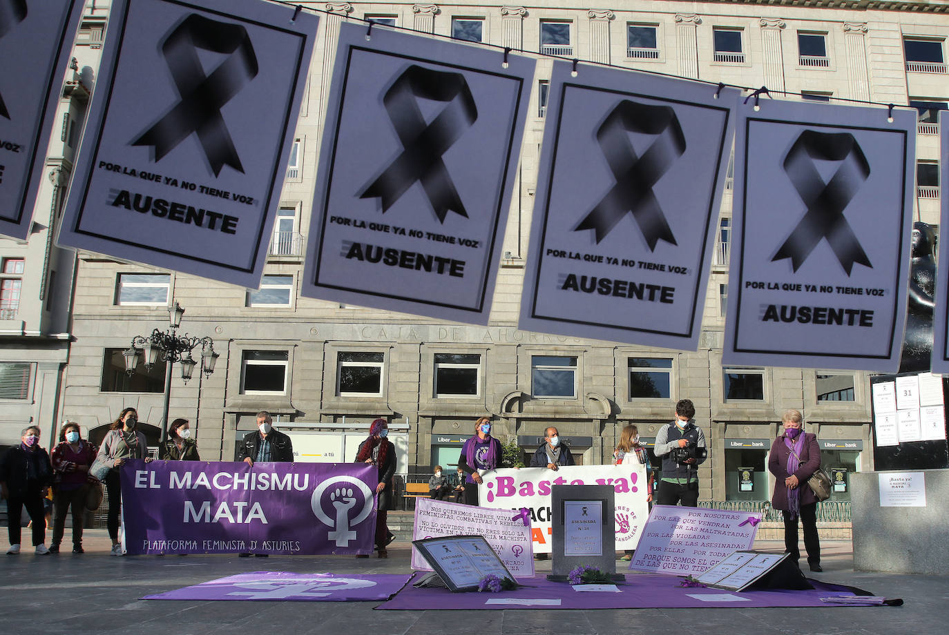 Decenas de personas se han concentrado este jueves en Oviedo y Laviana —donde se aplazó el acto oficial a mañana— como muestra de repulsa a la violencia machista después de que un hombre presuntamente asesinara esta madrugada a su expareja. María Teresa Aladro tenía 48 años, un hijo y una vida en Laviana. El suyo es el primer feminicidio en Asturias en 2021. Su asesino la ha convertido en la víctima número trece de la violencia machista en España en lo que va de año. 