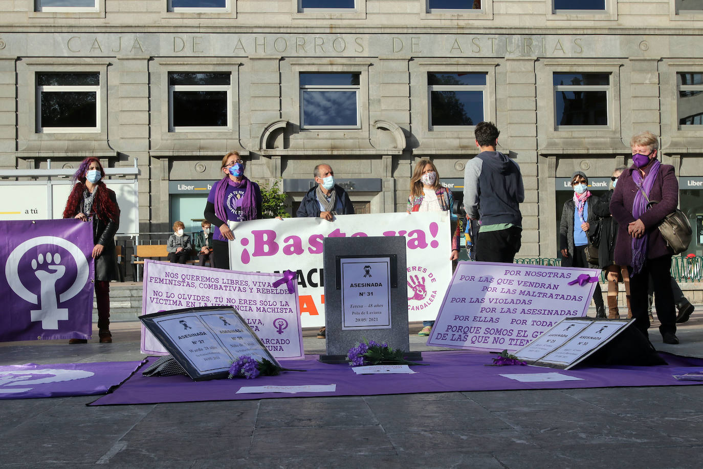 Decenas de personas se han concentrado este jueves en Oviedo y Laviana —donde se aplazó el acto oficial a mañana— como muestra de repulsa a la violencia machista después de que un hombre presuntamente asesinara esta madrugada a su expareja. María Teresa Aladro tenía 48 años, un hijo y una vida en Laviana. El suyo es el primer feminicidio en Asturias en 2021. Su asesino la ha convertido en la víctima número trece de la violencia machista en España en lo que va de año. 