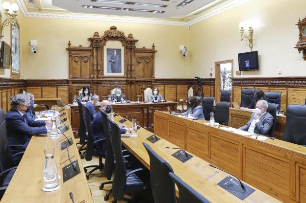 El pleno recuperó el formato semipresencial con la asistencia de los portavoces de los grupos. 