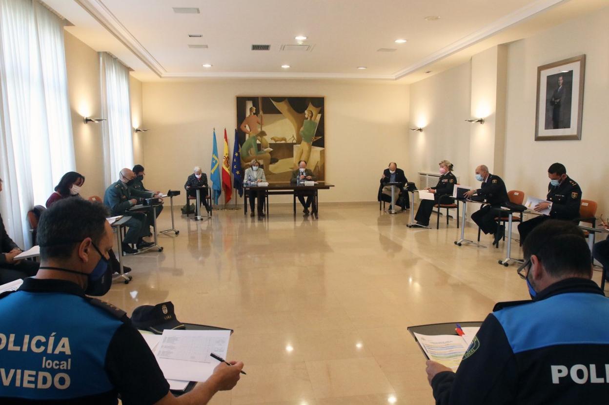 Reunión para preparar el dispositivo de la EBAU celebrada ayer en la Delegación del Gobierno. 