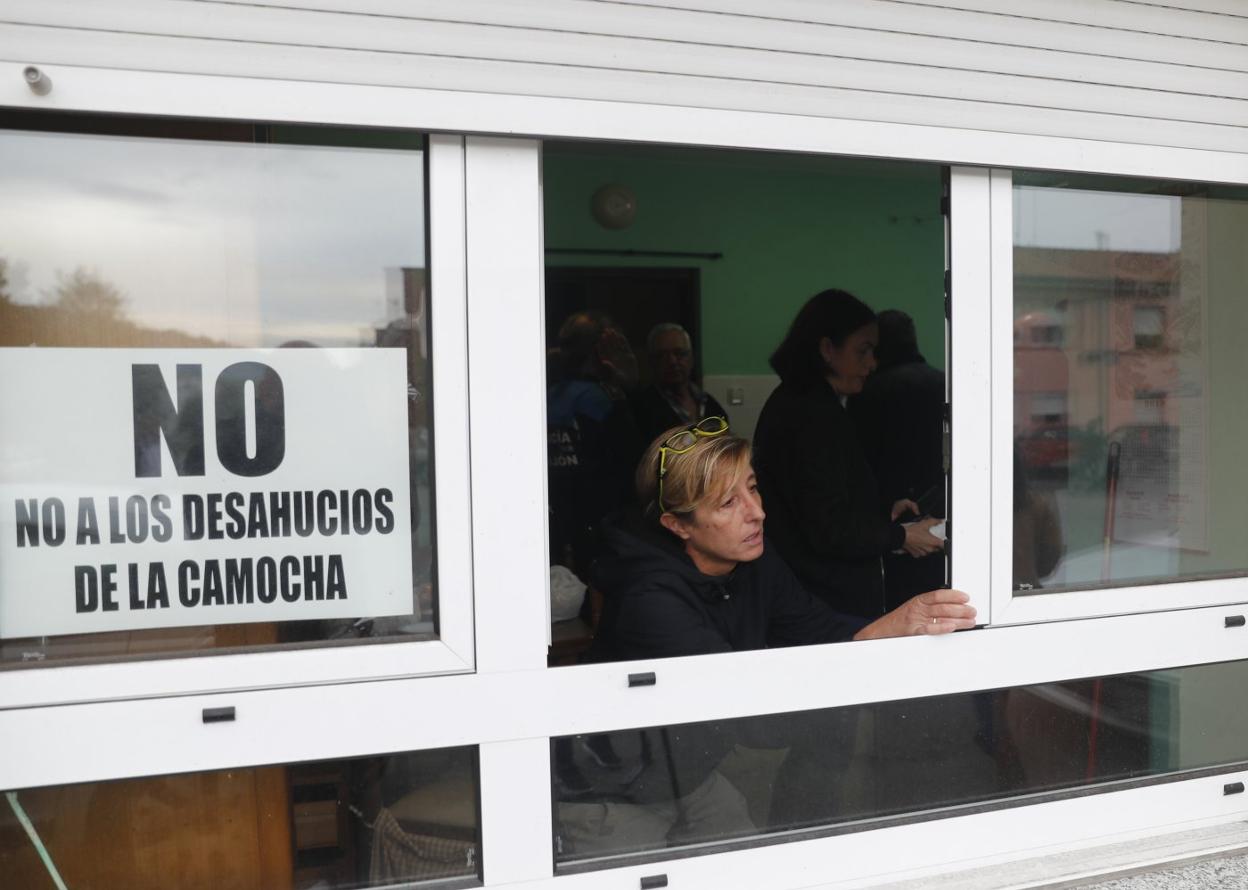 Varias personas intentan evitar un deshaucio en La Camocha. 