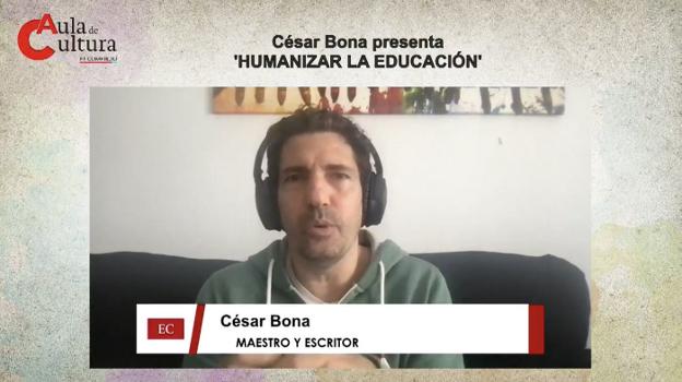 El maestro César Bona durante la presentación de su libro. 