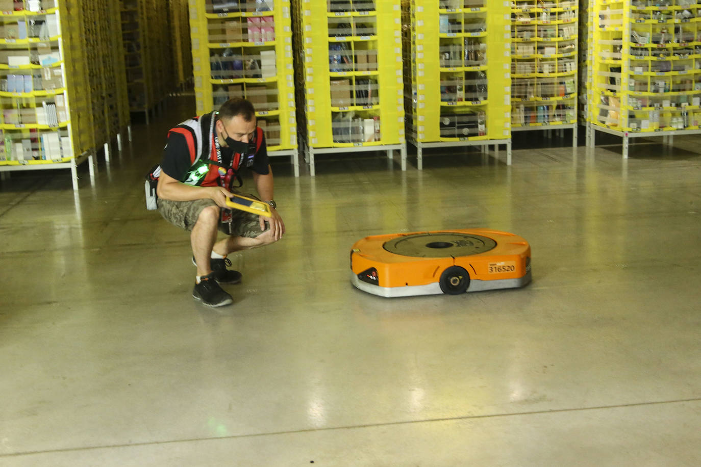 El centro logístico de Amazon en Barcelona da servicio a otros más pequeños y tiene muchas similitudes con la instalación que este gigante comercial y de la logística construye en Siero. 