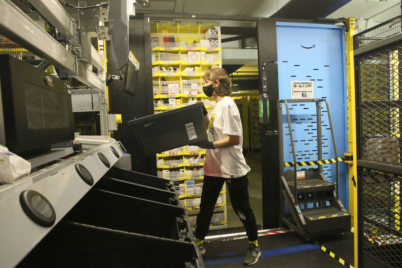 El centro logístico de Amazon en Barcelona da servicio a otros más pequeños y tiene muchas similitudes con la instalación que este gigante comercial y de la logística construye en Siero. 