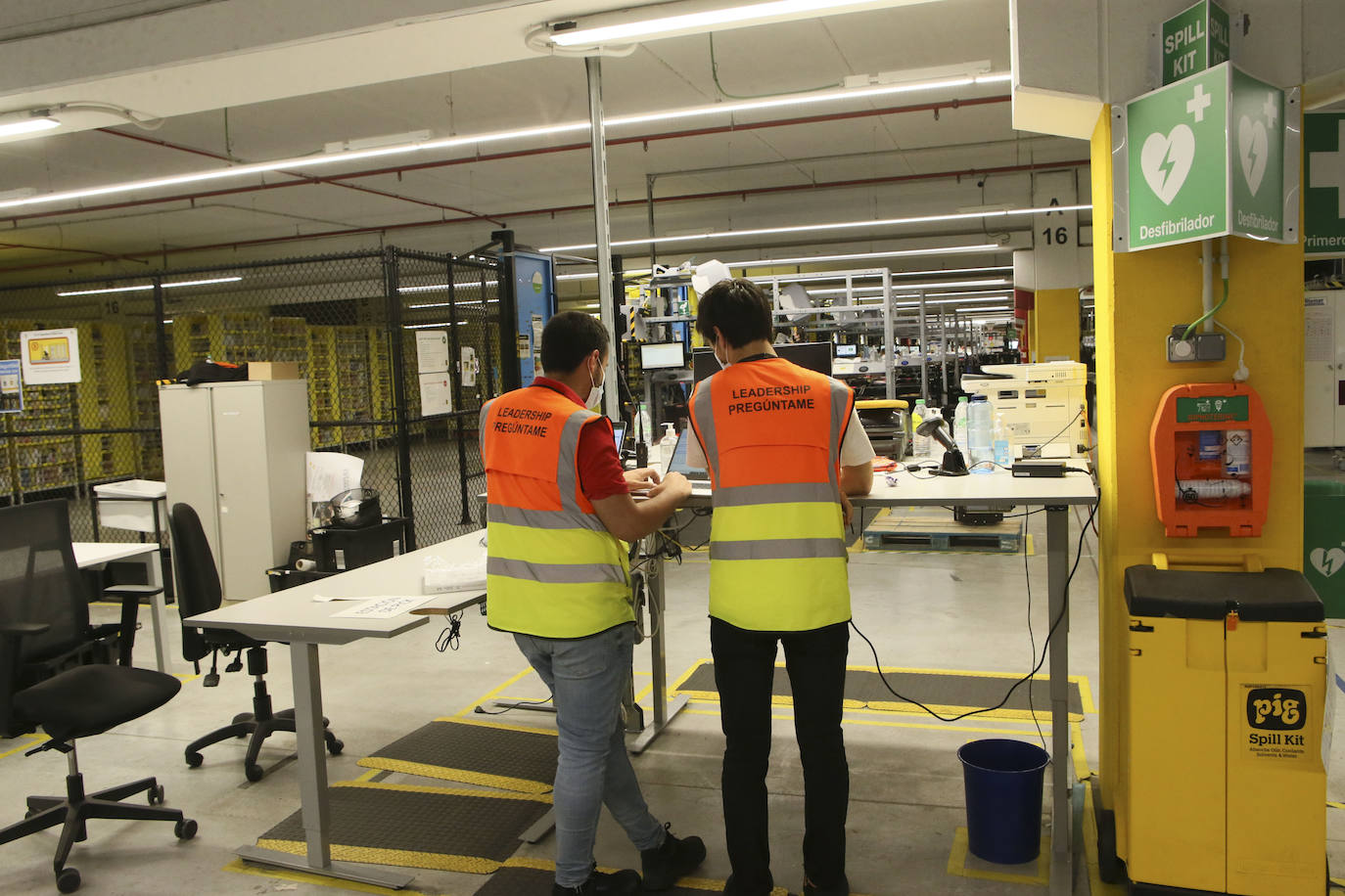 El centro logístico de Amazon en Barcelona da servicio a otros más pequeños y tiene muchas similitudes con la instalación que este gigante comercial y de la logística construye en Siero. 