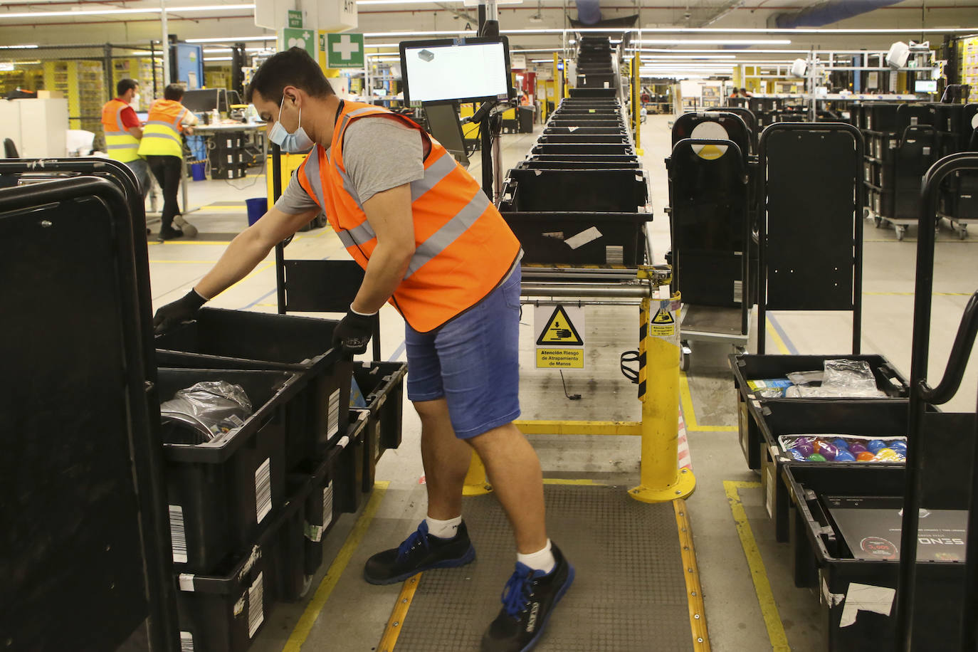 El centro logístico de Amazon en Barcelona da servicio a otros más pequeños y tiene muchas similitudes con la instalación que este gigante comercial y de la logística construye en Siero. 