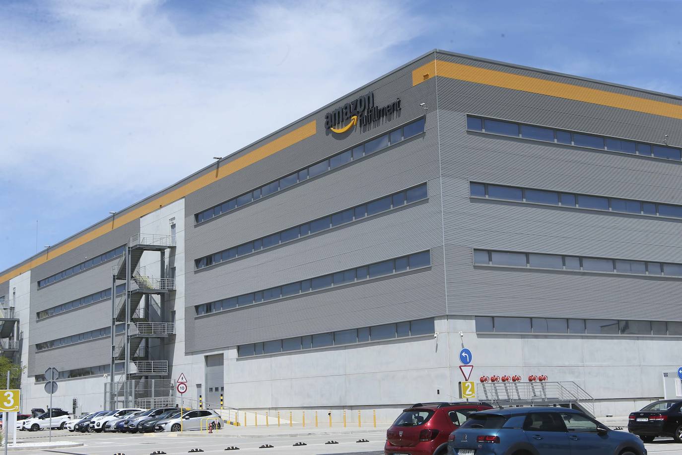 El centro logístico de Amazon en Barcelona da servicio a otros más pequeños y tiene muchas similitudes con la instalación que este gigante comercial y de la logística construye en Siero. 