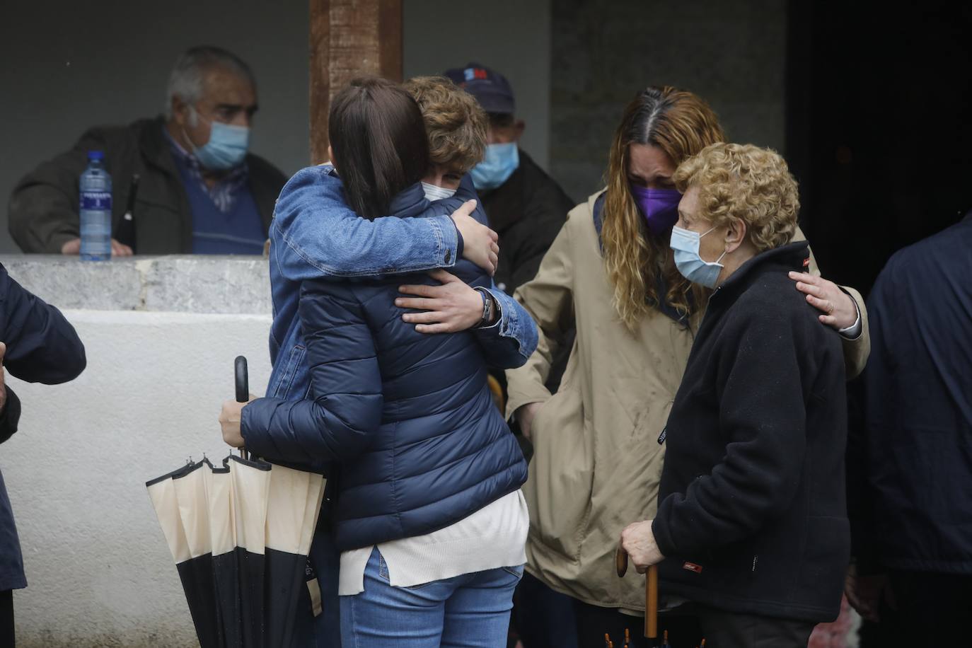  El funeral de María Teresa Aladro, la primera víctima del machismo este año en Asturias, se ha celebrado este viernes en Laviana ante la conmoción de sus familiares, amigos y vecinos. 