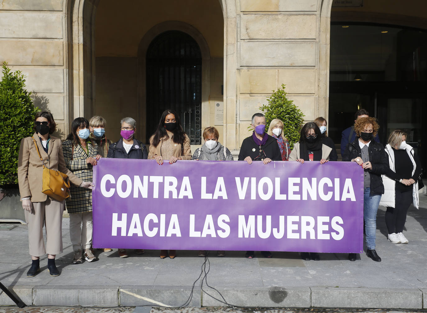 Vecinos de distintas localidades asturianas y responsables públicos de diferentes administraciones y signos políticos se han unido en el rechazo a la violencia machista tras el asesinato de Teresa Aladro en Pola Laviana.