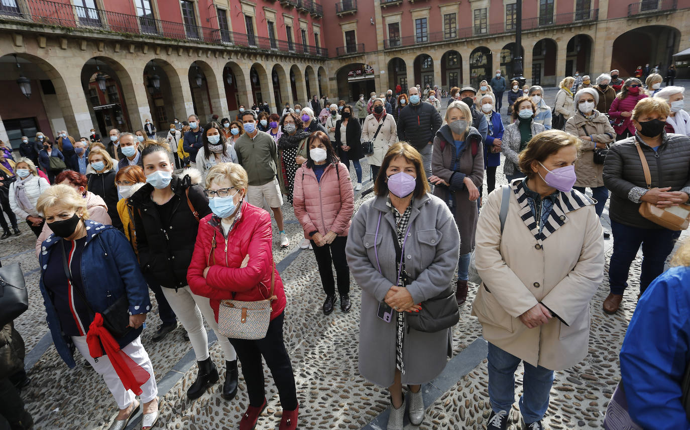 Vecinos de distintas localidades asturianas y responsables públicos de diferentes administraciones y signos políticos se han unido en el rechazo a la violencia machista tras el asesinato de Teresa Aladro en Pola Laviana.