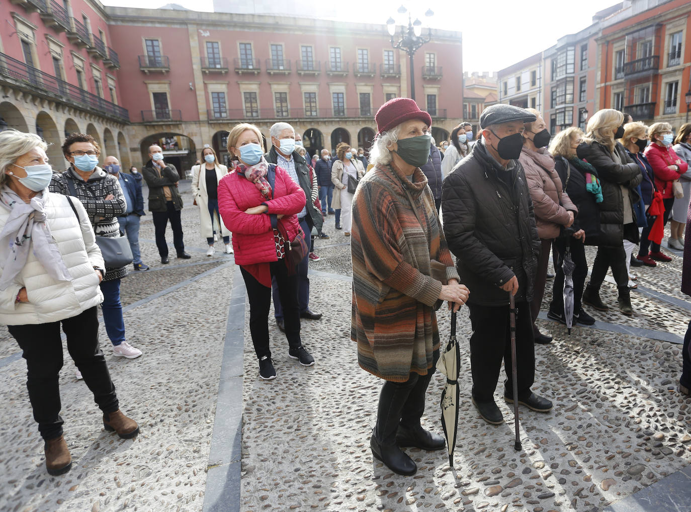 Vecinos de distintas localidades asturianas y responsables públicos de diferentes administraciones y signos políticos se han unido en el rechazo a la violencia machista tras el asesinato de Teresa Aladro en Pola Laviana.