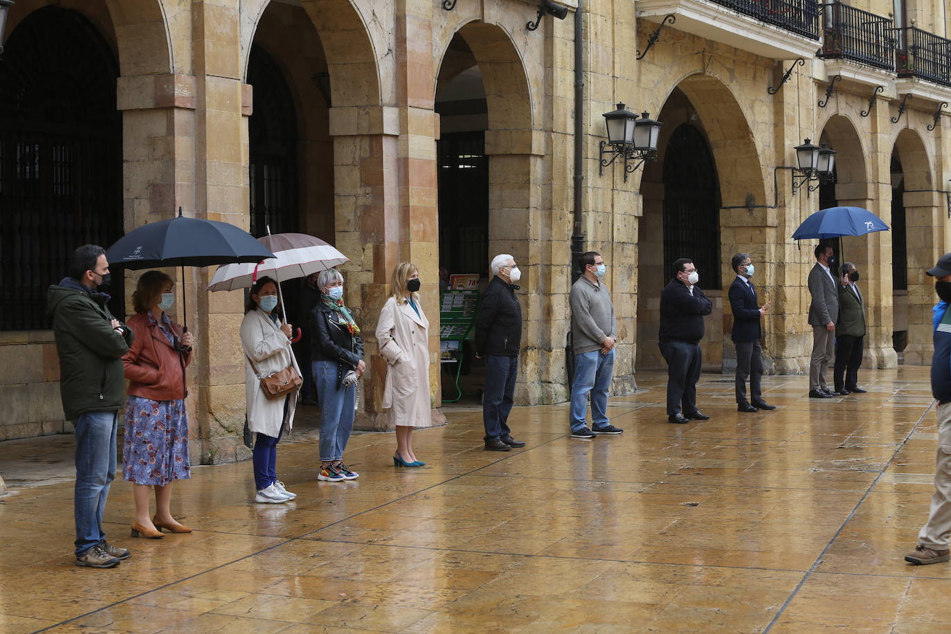 Vecinos de distintas localidades asturianas y responsables públicos de diferentes administraciones y signos políticos se han unido en el rechazo a la violencia machista tras el asesinato de Teresa Aladro en Pola Laviana.