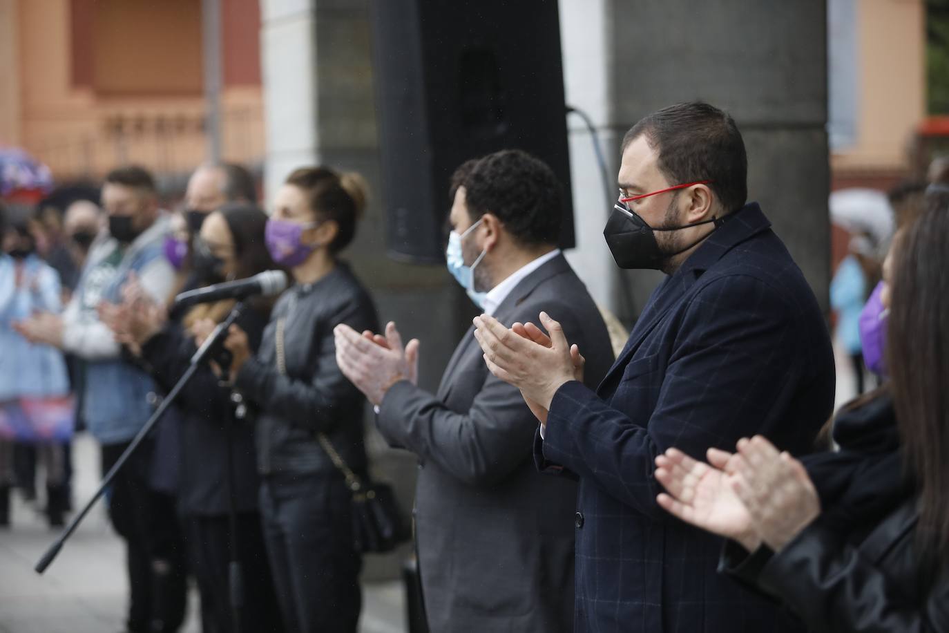 Vecinos de distintas localidades asturianas y responsables públicos de diferentes administraciones y signos políticos se han unido en el rechazo a la violencia machista tras el asesinato de Teresa Aladro en Pola Laviana.