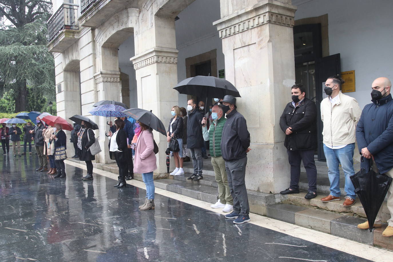 Vecinos de distintas localidades asturianas y responsables públicos de diferentes administraciones y signos políticos se han unido en el rechazo a la violencia machista tras el asesinato de Teresa Aladro en Pola Laviana.