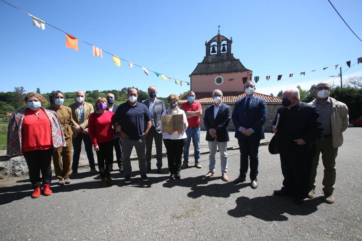 La alcaldesa de Las Regueras, con la reproducción de la Carta Puebla, y el resto de participantes. 