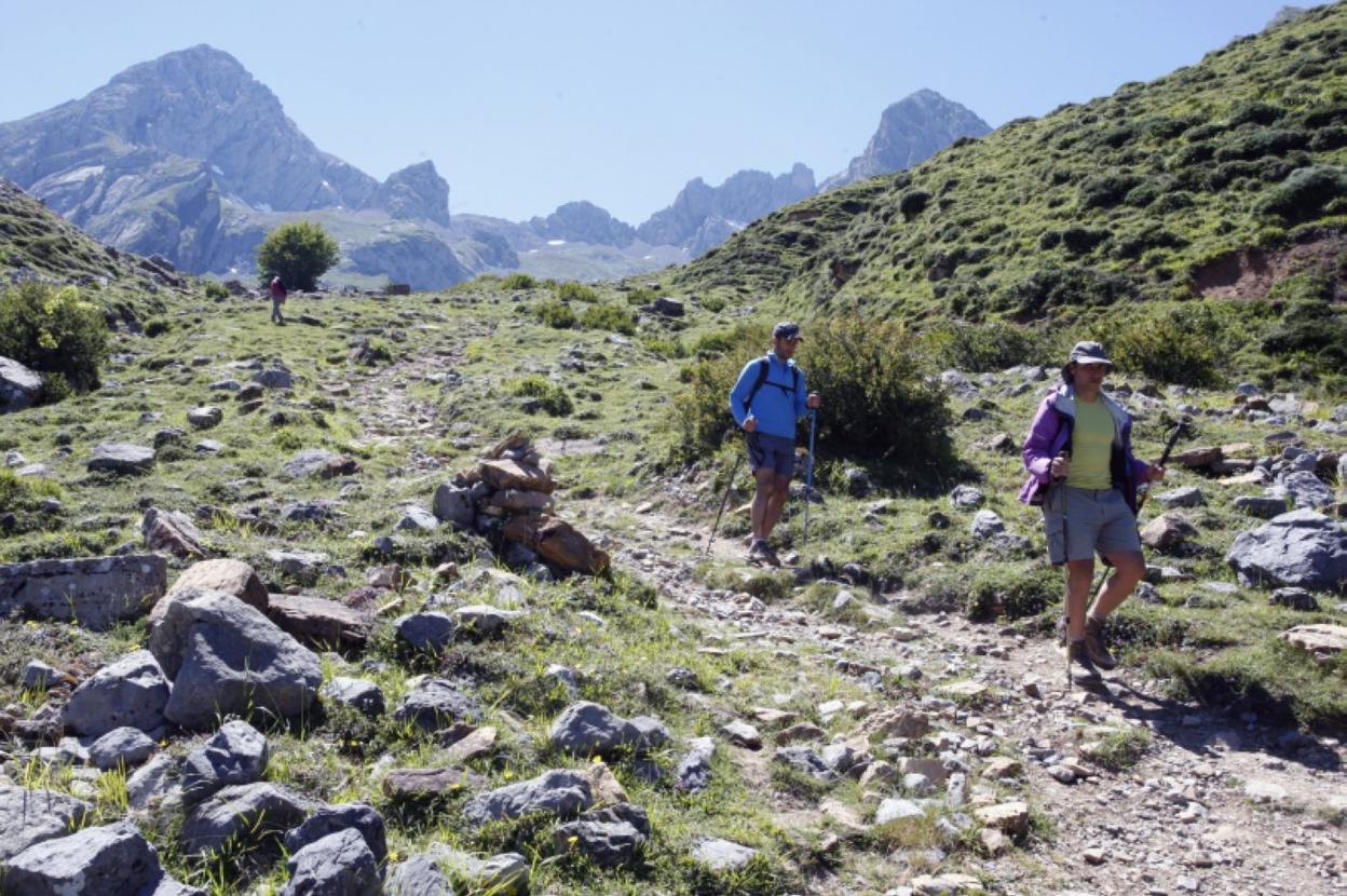 Dos senderistas en el Parque de las Ubiñas. 