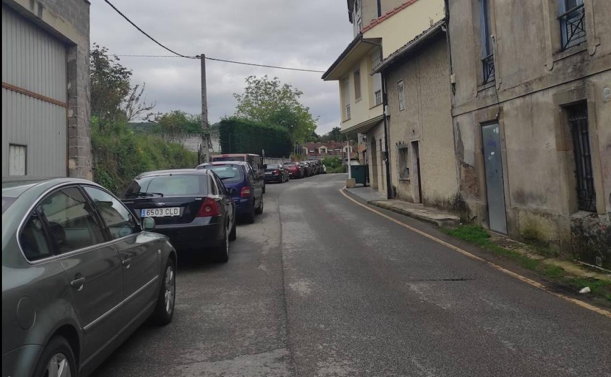 La calle Cónsul, en Pola de Siero, en la que fue localizada la joven.