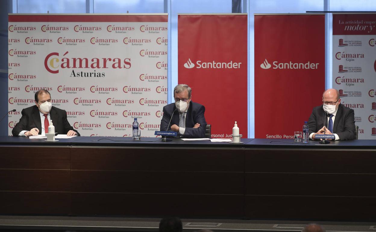 Javier Martínez, de ALSA; Gregorio Rabanal, de Hunosa, y Julio Martín, de Idesa, durante la jornada.