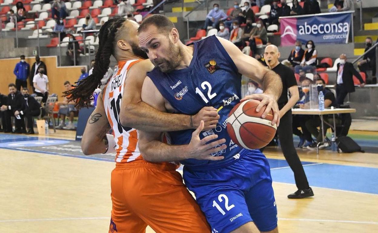 Jugada del partido de este viernes en tierras gallegas. 