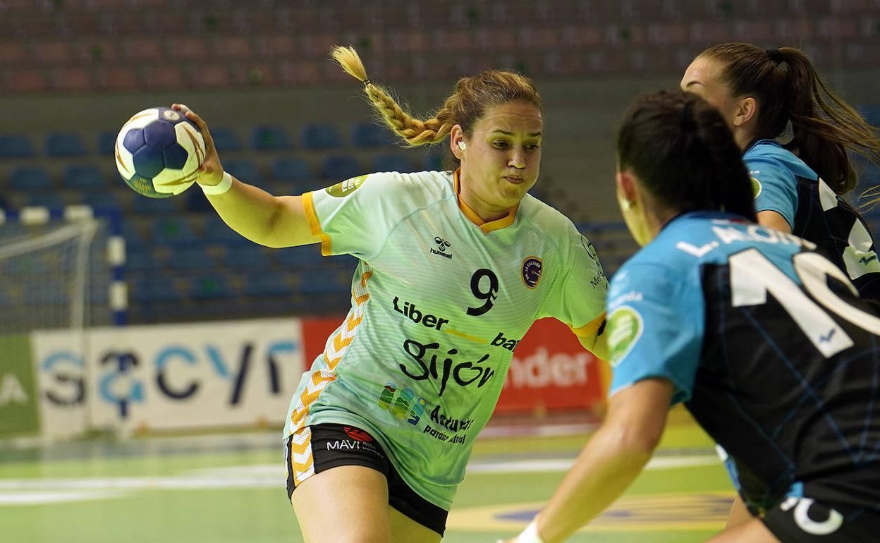 María Palomo, pivote del Liberbank Gijón, lanza ante la mirada de Lorena, del Atlético Guardés, en el partido disputado ayer en el Pabellón Rita Hernández de Telde, en Gran Canaria.