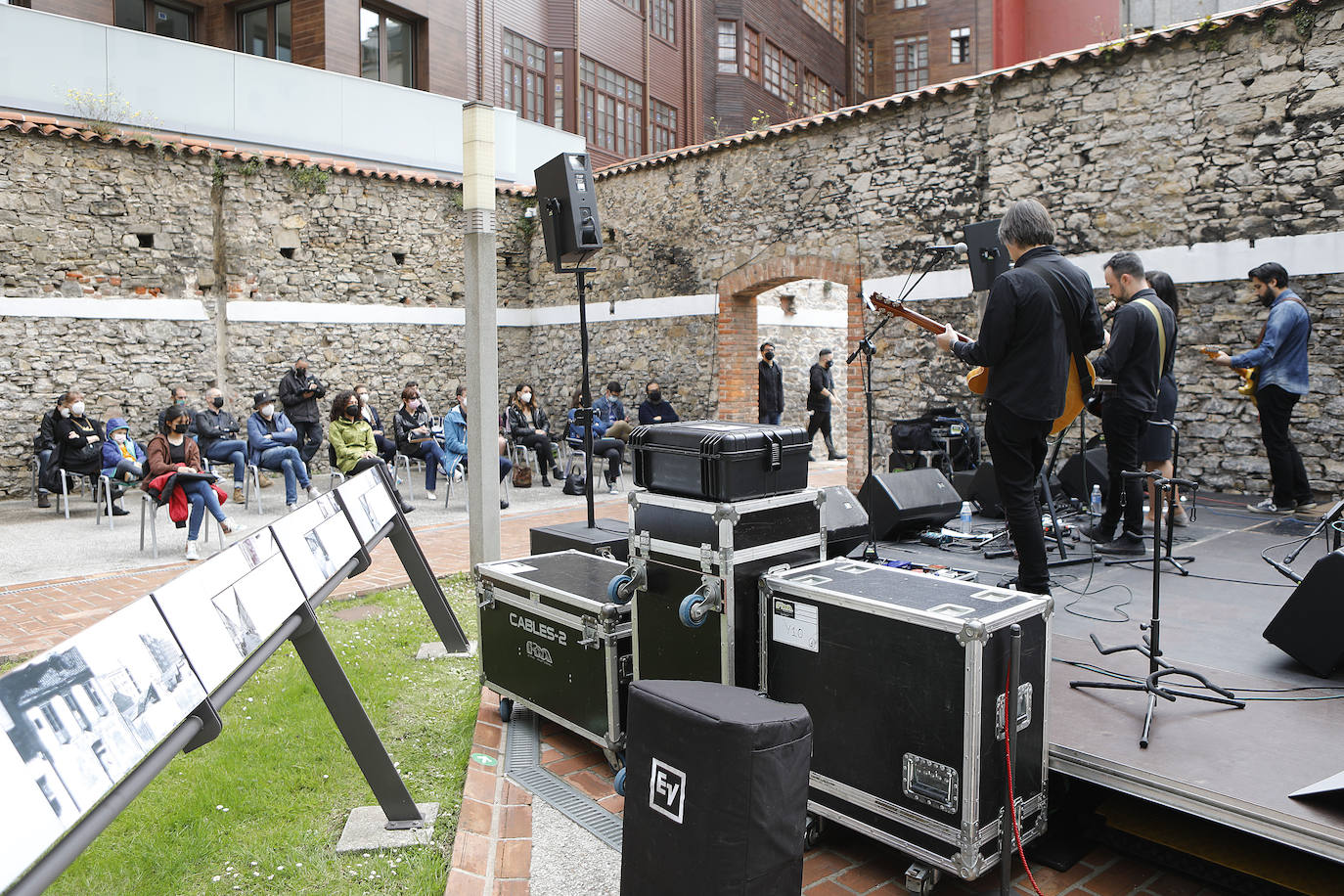 Con motivo del Día de los Museos, distintos puntos de Gijón como el Pueblo de Asturias, el Museo del Ferrocarril y Ciudadela acogieron distintas actuaciones musicales a cargo de Elle Belga, Los Estanques y Villana.