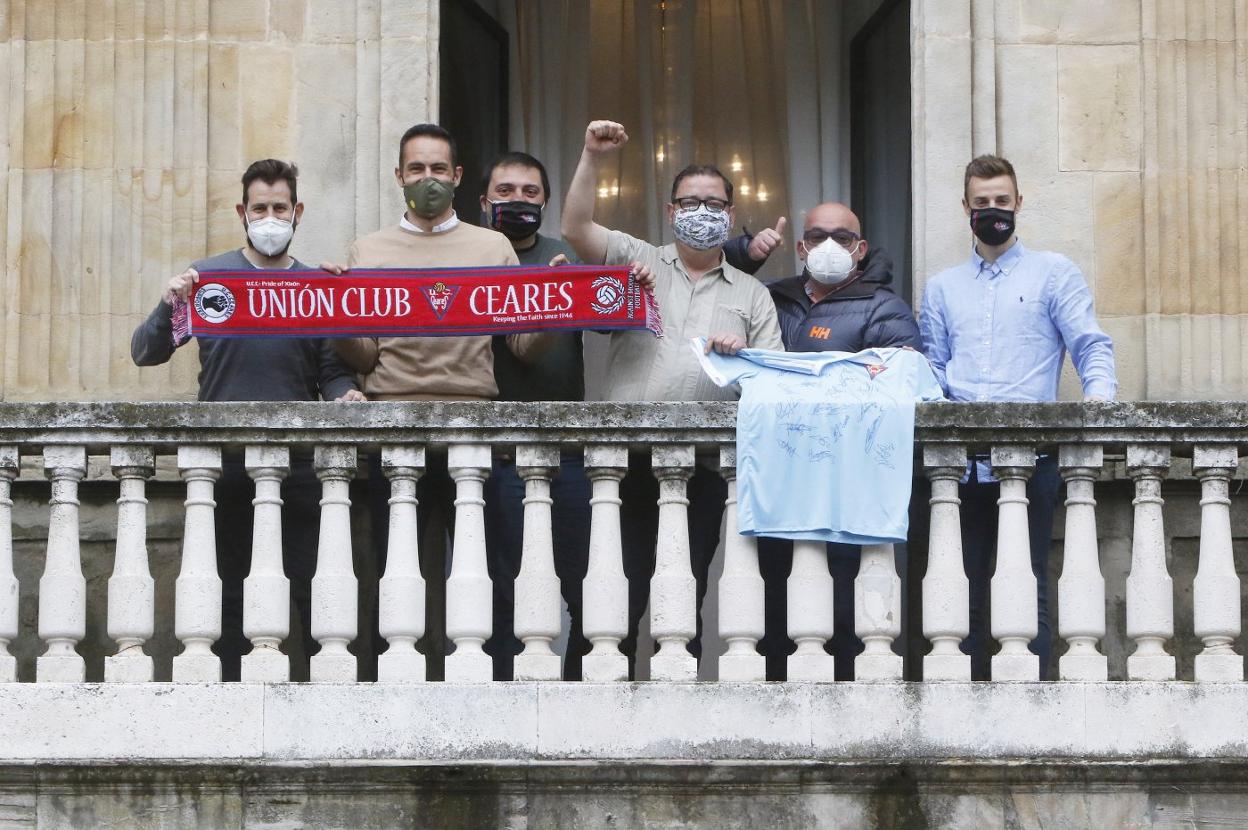 De izquierda a derecha, el técnico Pablo Busto; el capitán, Juan Carlos; el vicepresidente, Xosé Estrada; el presidente, Alberto Álvarez; el secretario, Ceferino Díaz Laviana; y el tercer capitán, Pelayo Muñiz, ayer, en el balcón del Ayuntamiento de Gijón. 