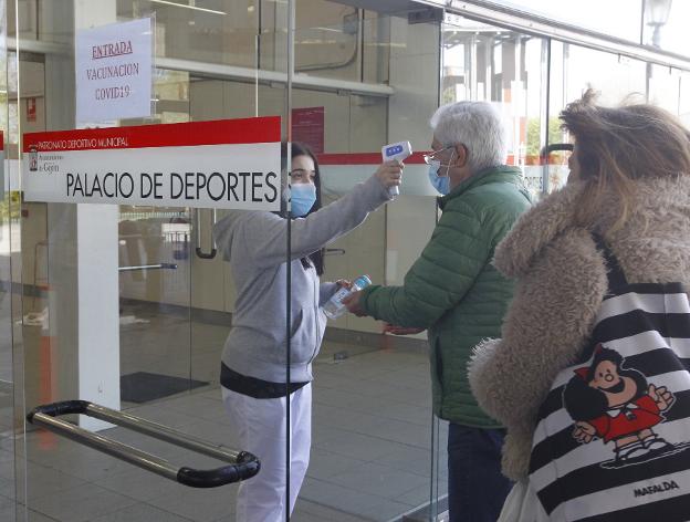 Salud trasladará la vacunación a El Molinón y Perchera por las obras en el Palacio de Deportes