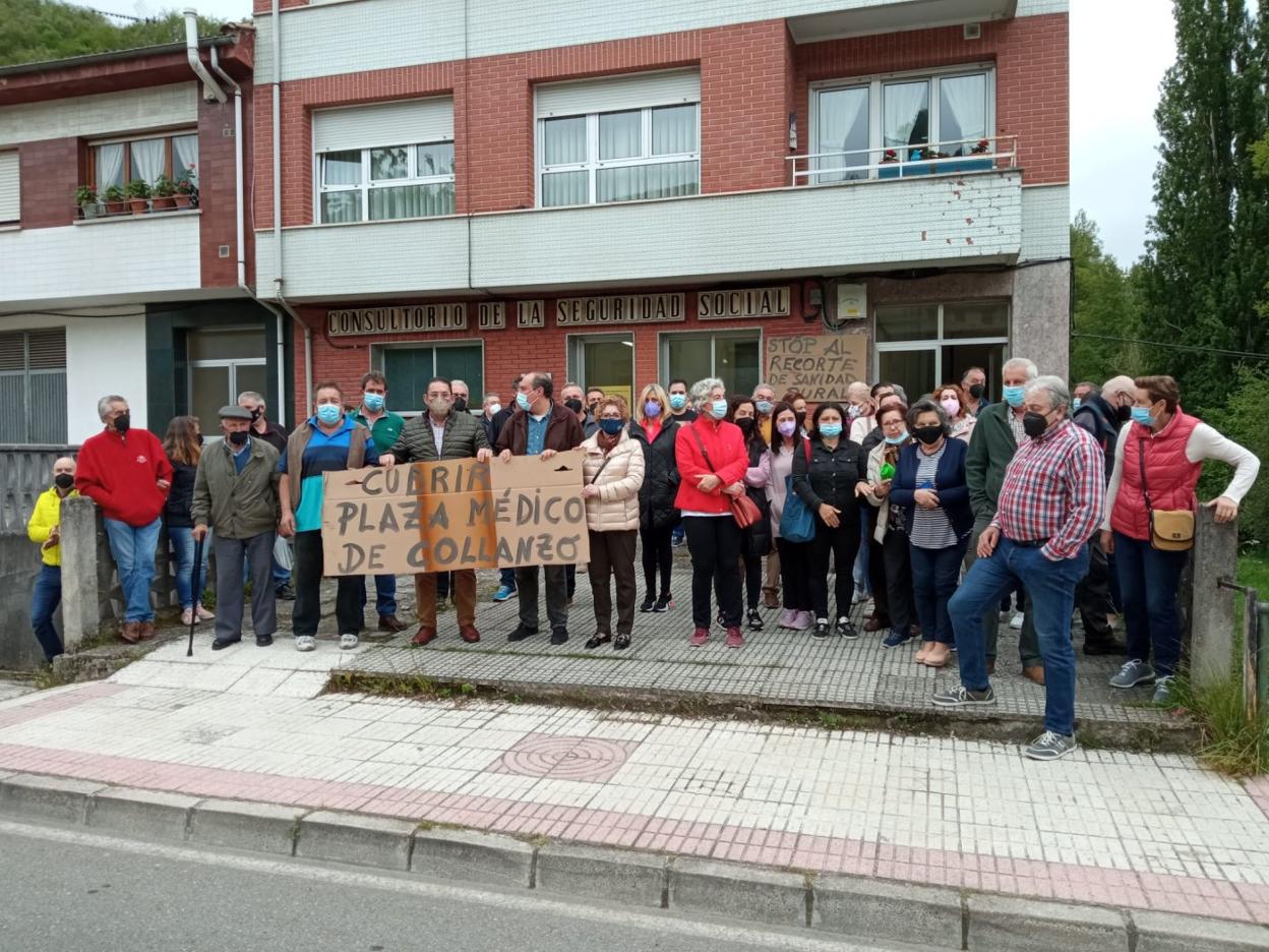 Decenas de vecinos protestaron ayer contra la supresión de un médico en Collanzo. 