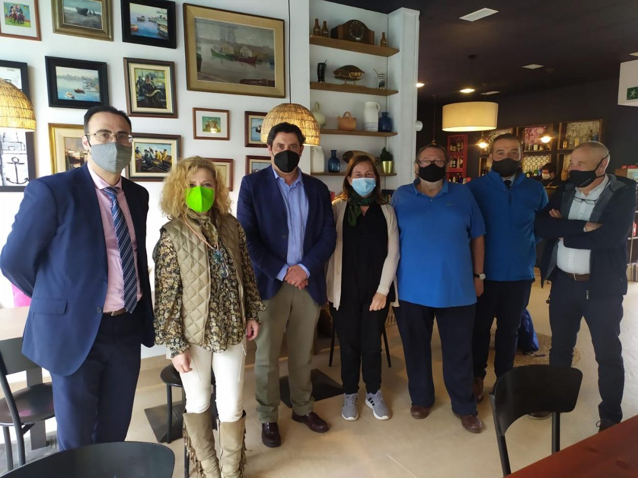 Jesús Bordás, María José Rico, Francisco González, Ana Parra, Ignacio Ibarra, Jorge Martínez y Jesús Peñil en la inauguración de 'Bateau'. 