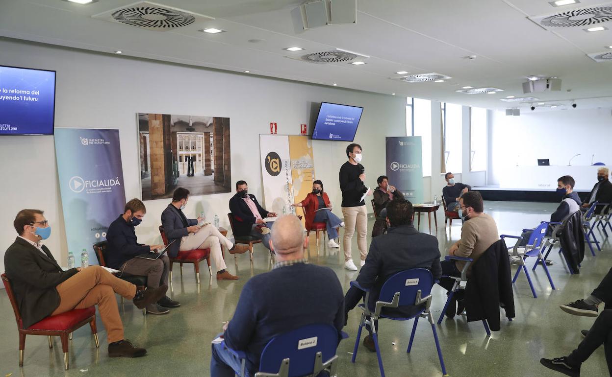 Por la izquierda, Adrián Pumares, Daniel Ripa, Álvaro Queipo, Inaciu Galán, Noelia Macías, Armando Bartolomé y Ovidio Zapico.