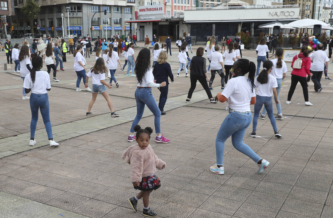 La ONG Harambee Asturias ha reunido a un nutrido grupo de personas en los Jardines del Náutico, en Gijón, para participar en el flashhmob 'Todos a una', cuyo objetivo es concienciar sobre la prevención y la lucha contra el SIDA en África. 