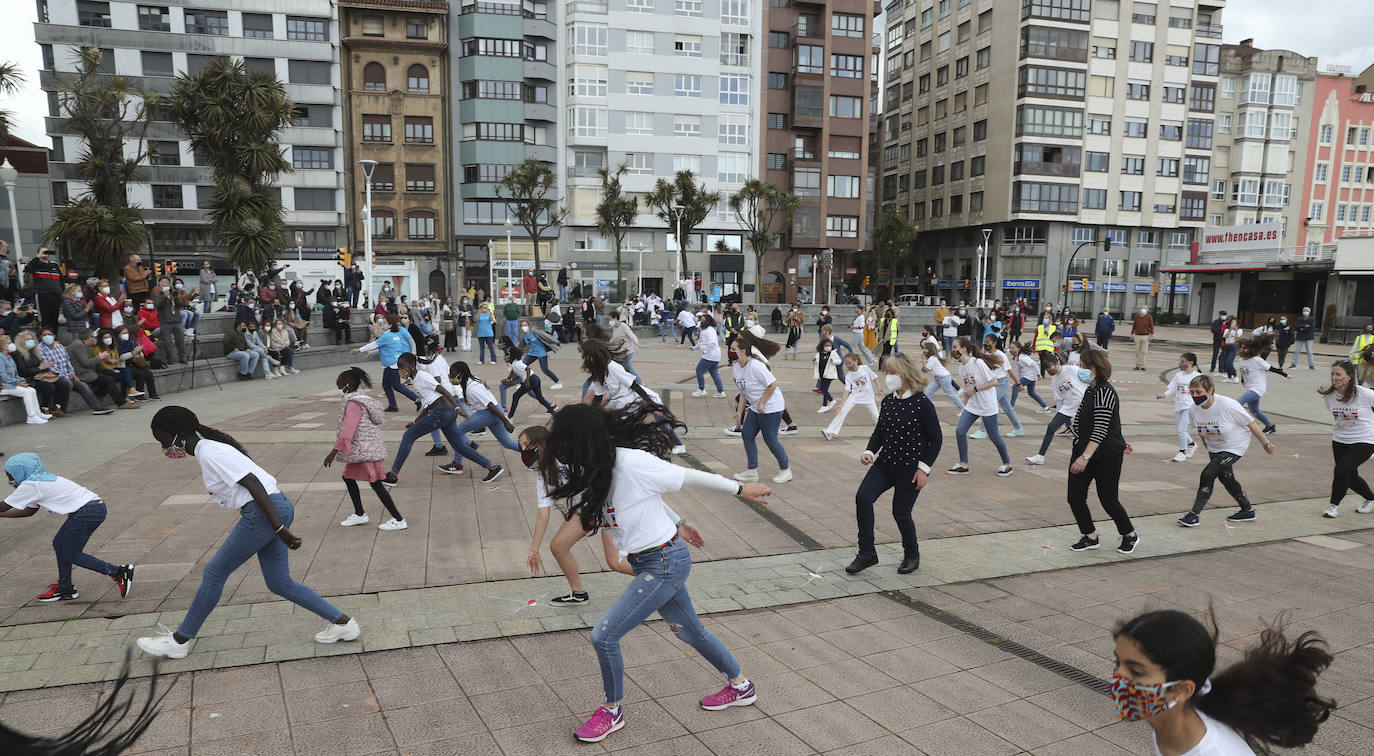 La ONG Harambee Asturias ha reunido a un nutrido grupo de personas en los Jardines del Náutico, en Gijón, para participar en el flashhmob 'Todos a una', cuyo objetivo es concienciar sobre la prevención y la lucha contra el SIDA en África. 