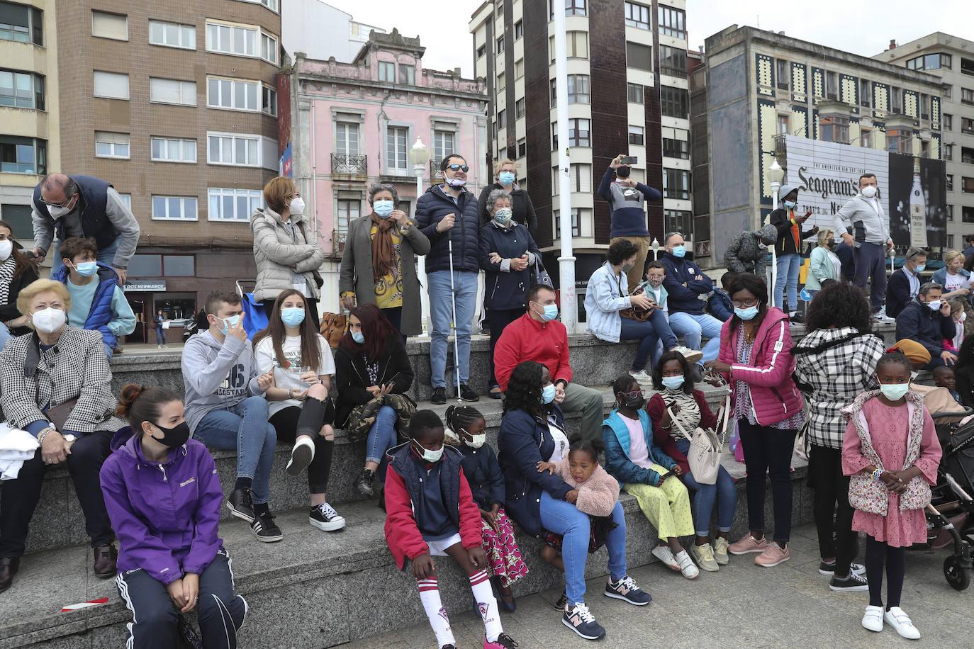 La ONG Harambee Asturias ha reunido a un nutrido grupo de personas en los Jardines del Náutico, en Gijón, para participar en el flashhmob 'Todos a una', cuyo objetivo es concienciar sobre la prevención y la lucha contra el SIDA en África. 