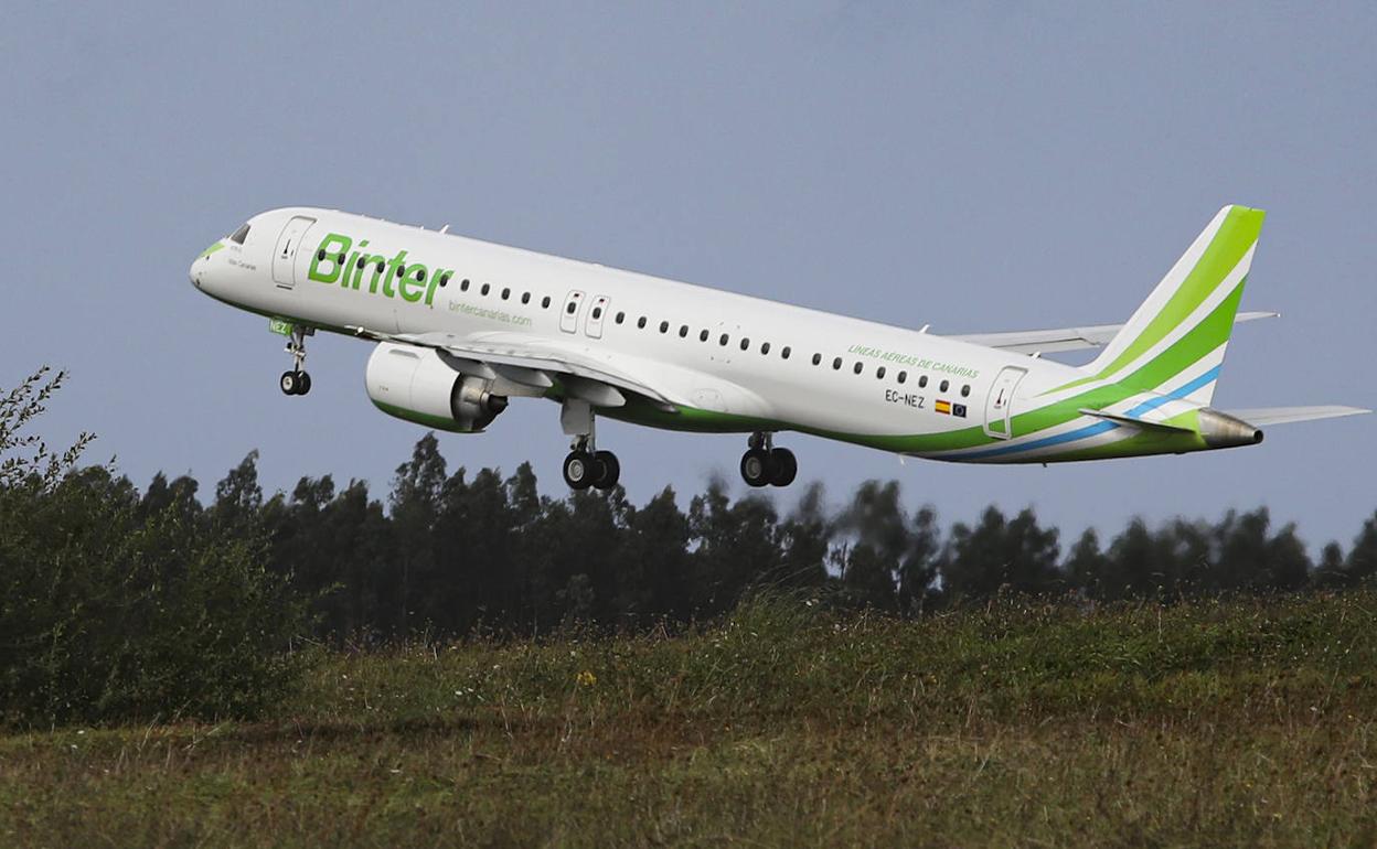 Un avión de la compañía Binter despega del aeropuerto de Asturias.