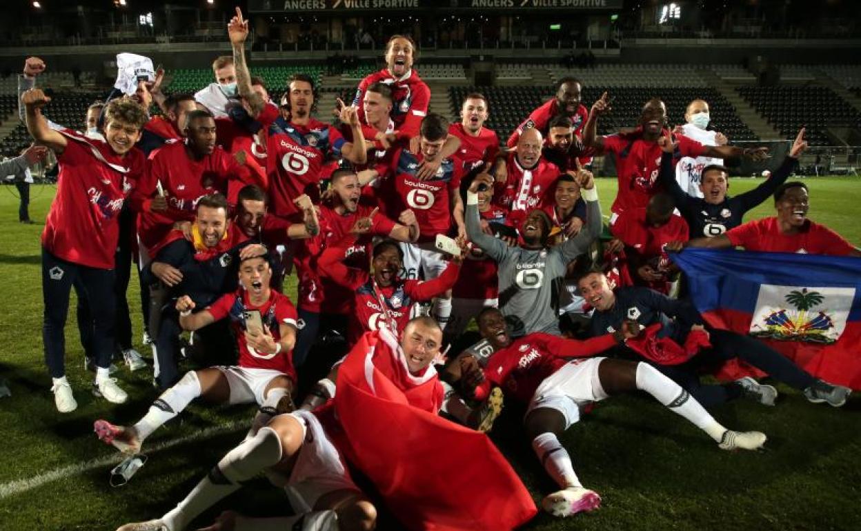 Los jugadores del Lille celebrando el título en el campo del Angers