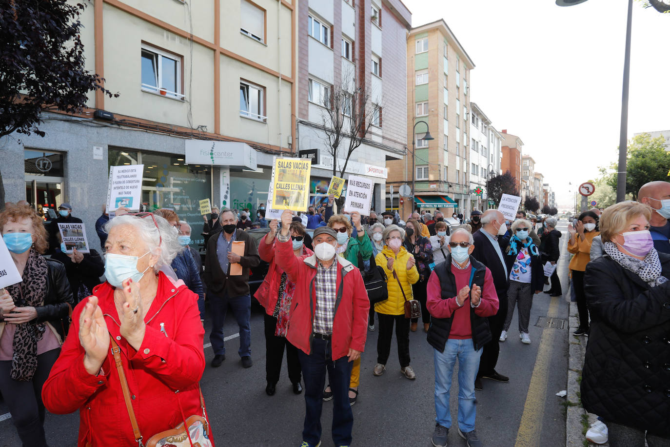 Una concentración de personas se ha manifestado en la calle Orán de Gijón a las puertas del Centro de Salud Perchera con el fin de solicitar una Atención Primaria presencial. 