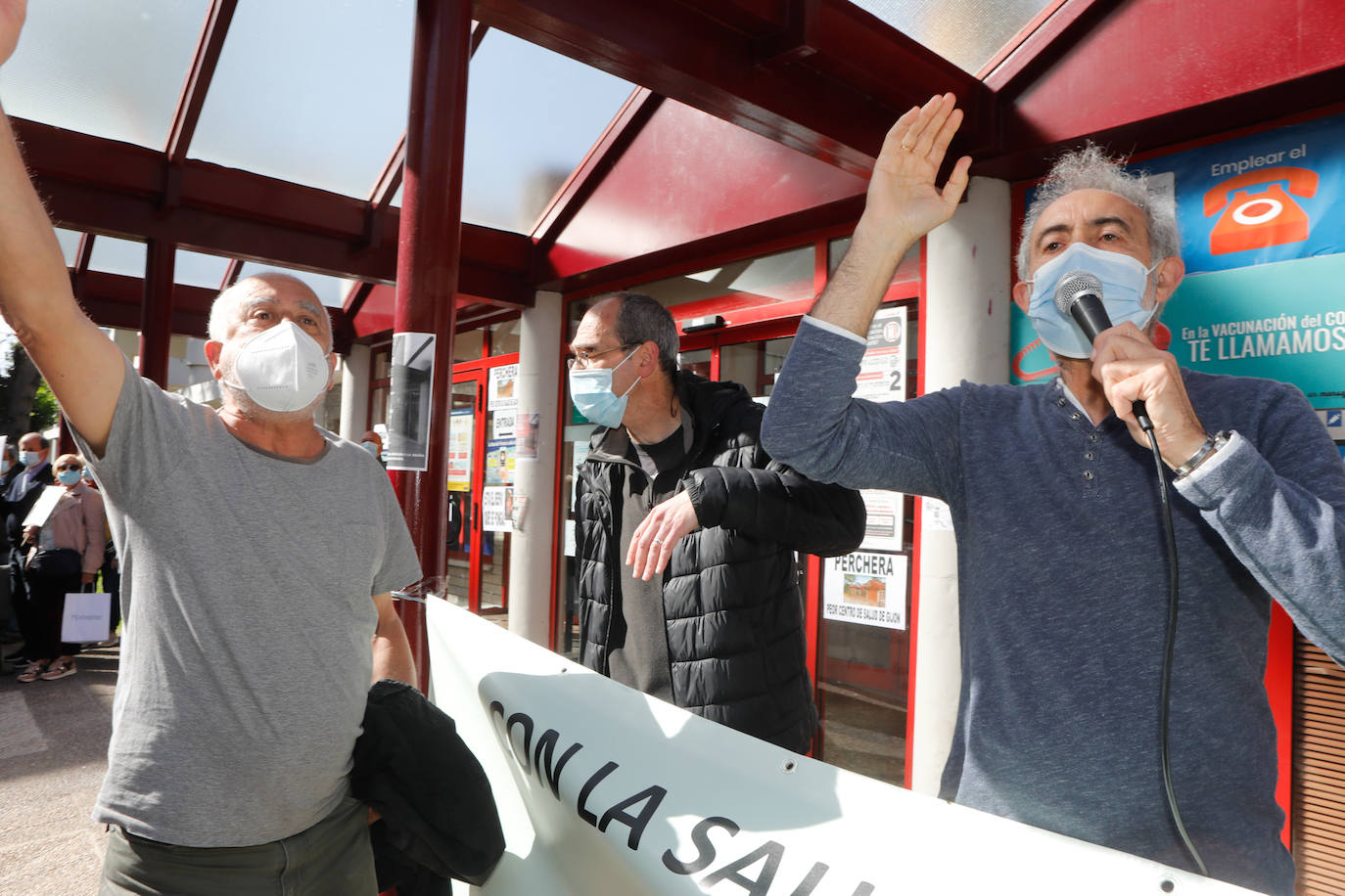 Una concentración de personas se ha manifestado en la calle Orán de Gijón a las puertas del Centro de Salud Perchera con el fin de solicitar una Atención Primaria presencial. 
